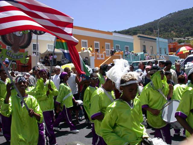Im muslemisch gepraegten Stadtteil Boo-Kap konkurieren die Farben der Kostueme mit denen der Haeuser
