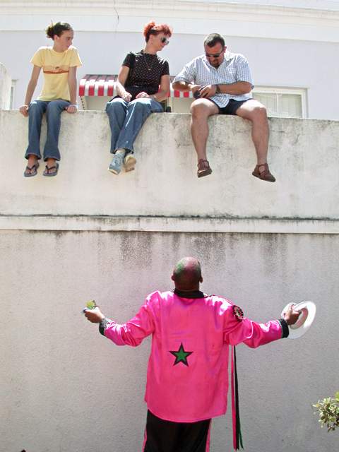 Da nicht alle Truppen eine Sponsor haben, laufen einzelne Coons am Rand der Strasse entlang und bitten Zuschauer um Spenden