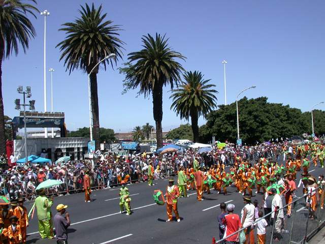 Die Coons marschierten auf der Darling Street, doch die dahinter liegende Grand Parade muss sich wohl an ihre glorreichen Zeiten mit grossen Millitaeraufzuegen erinnert haben.