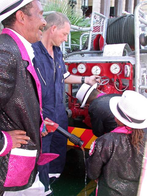 Die Feuerwehr loeschte noch mehr Durst direkt aus dem Loeschfahrzeug