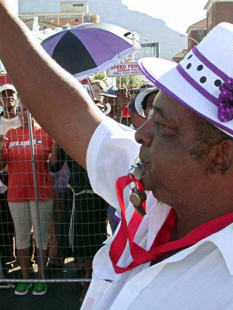 Die Captains dirigieren mit dem ganzen Koerper und einer Trillerpfeife ihre Truppe.