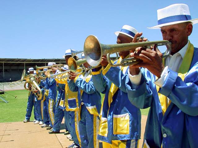 Am 4. Januar wurde dann der Wettbewerb zwischen en Truppen im Greenpoint Stadion ausgetragen. Nach vielen Hickhack um die Exklusiven Fotorechte, durfte ich doch noch fotografieren.