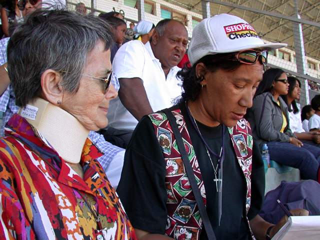 Sandra und Menisha verfolgten das Geschehen von der Tribuene, waehrend ich mir einen Sonnebrand trotz LSF 30 auf der Laufbahn holte.