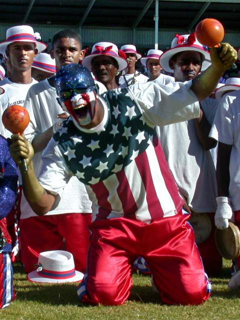 Die Fahne wird nicht verbrannt. Die USA werden hier eher als Partner mit ihrem New Orleans Karneval gesehen.