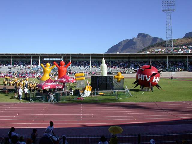 Eingepackt in eine Darbietung wurde fuer den Gebrauch von Kondomen geworben.