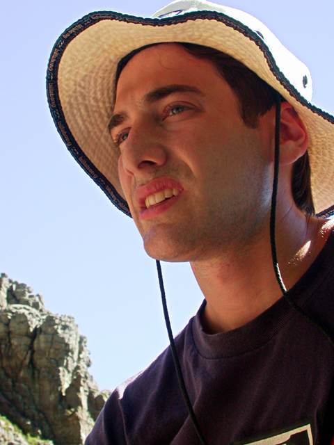 Keine Sonnecreme, kein Hut: da musste der Bergtrupp Jonathan, dem Gast-Ami, erst mal aushelfen.