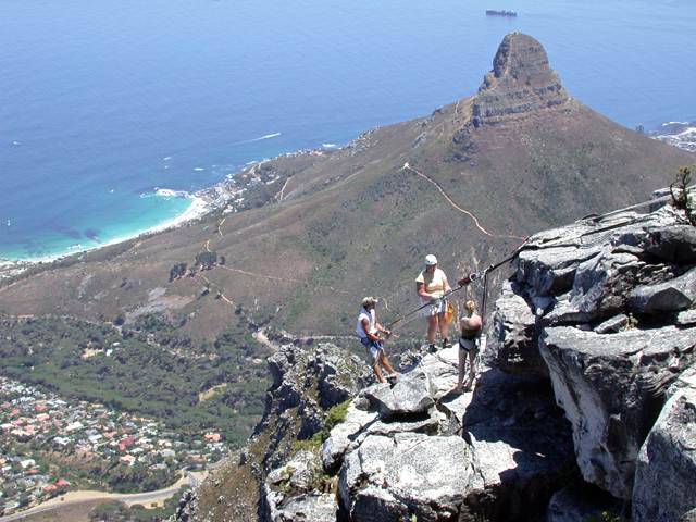 Wer sich hier abseilen laesst, kriegt zum Nervenkitzel auch noch den traumhaften Ausblick auf den Lion's Head geschenkt.