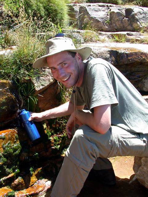 Leckerer als das Wasser aus dem Kapstaedter Wasserhahn war das Gebirgswasser allemal. Und Laeuse im Bauch hab ich davon auch nicht bekommen.