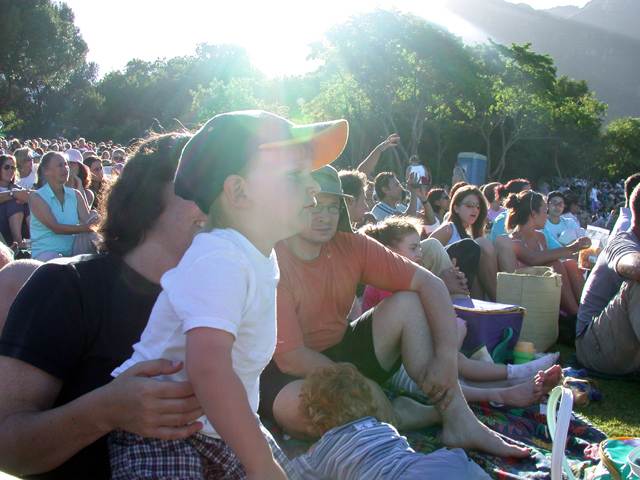 Und weil der Tag so heftig war, gibt es abends noch eines der famosen Sommerkonzerte im Kirstenbosch Botanischen Garten auf der Rueckseite des Tafelberges.