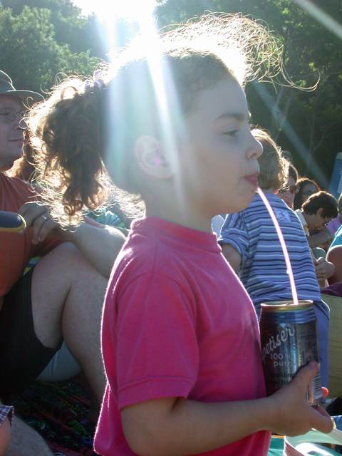 Da der Sponsor der Abende der Produzent von sprudelndem Traubensaft ist, wird viel geschluerft