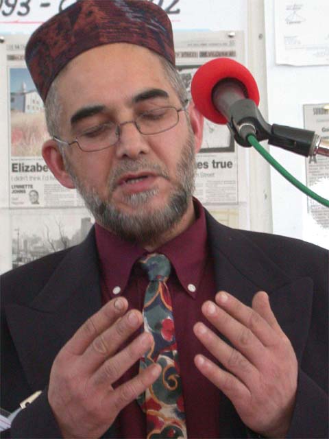 Ein christiliches und ein moslemisches Gebet erffnen das Treffen