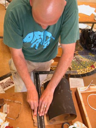 Schnittig geht der Hausmeister ans Werk