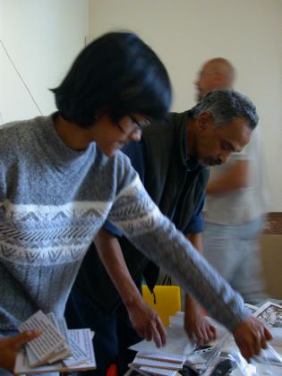 Haajirah (Chefin der Sammlung) und Donald (Kurator) orden Bildunterschriften