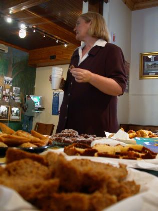 Jenny testet den Kuchen