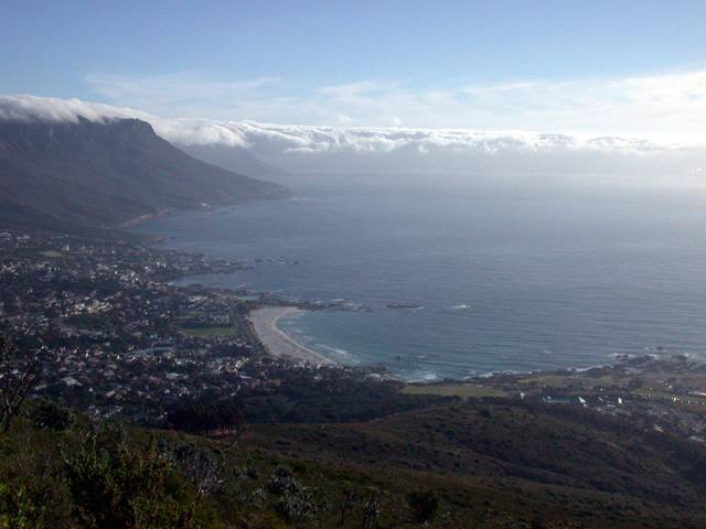 Einer der schnsten Strnde der Erde: Camps Bay mit 12 Aposteln im Hintergrund.