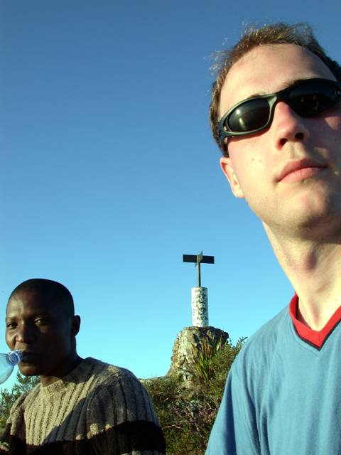 Thulani und ich brten in der Abendsonne.