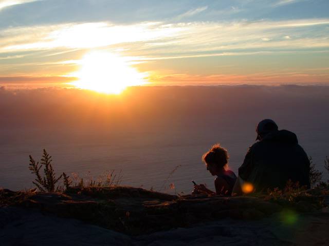 Mit den letzten Sonnenstrahlen verabschieden wir uns von diesem wahnsinnigen Berg.